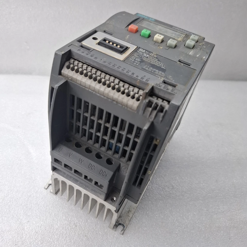 SIEMENS 6SL3210-5BB17-5UV0 SINAMICS V20 0.75HP FOR PARTS